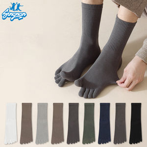 Chaussettes à cinq doigts en coton pour hommes Grip Autumn Medium Tube Knitting Pattern 5 Toe Cotton Socks Sports Anti-Odor Cotton Foot Tube Socks - Product Image 1