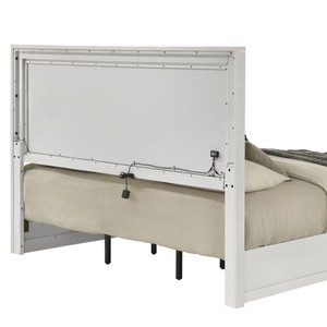 Cama de plataforma blanca minimalista moderna con líneas geométricas y cabecera iluminada con LED para adultos y personas mayores - Product Image 3