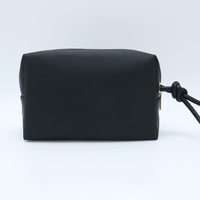 Pochette de maquillage en nylon noir avec logo personnalisé, sangle de poignet nouée, intérieur spacieux, organiseur de beauté promotionnel, trousse de toilette, étui à cosmétiques