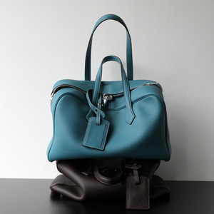 Sac Boston de luxe léger pour femme en cuir véritable, à porter à la main, à l'épaule ou en bandoulière, avec fermeture éclair, durable et imperméable - Product Image 1