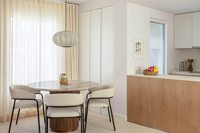 Meuble TV en bois à profil bas, sans poignée, avec compartiments de rangement fermés, respectueux de l'environnement, en panneau MDF E1, grain de bois, meuble TV personnalisé pour la maison