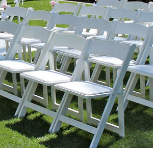 كراسي ويمبلدون البيضاء الأكثر مبيعًا، كراسي جلاديتور من البولي بروبيلين قابلة للطي والنقل للحفلات الخارجية واستخدامات الفنادق للإيجار - Product Image 5