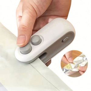 Scelleuse thermique portable mini 2-en-1, sécurisée pour les aliments, rechargeable, hermétique, pour table, pour sachets de collations en plastique - Product Image 1