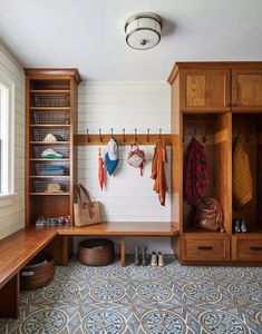 Système d'armoires d'entrée en bois massif Vermonhouzz Custom Farmhouse avec paniers en fil métallique et bancs pour hôtel - Product Image 1