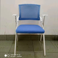Chaise de conférence pliable en maille avec tablette d'écriture et accoudoirs - Configuration table-chaise tout-en-un pour salles de réunion