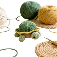 Poupée tortue en coquille verte crochetée à la main Kiva, petite décoration décorative pour chambre à coucher, chevet ou bureau