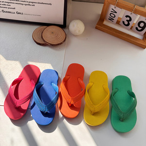 Sandales d'été à fermeture à la cheville pour enfants Nouvelles tongs en forme de V aux couleurs vives pour garçons et filles Pantoufles de vacances à la plage - Product Image 1