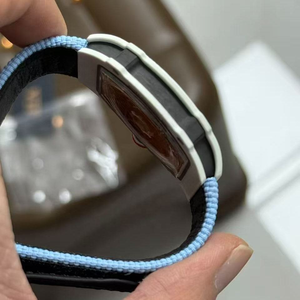 นาฬิกากลไกอัตโนมัติแบบกลวงสุดหรูบางเฉียบรุ่น 67-02 นาฬิการูปทรงกระบอกพร้อมคาร์บอนไฟเบอร์สีขาวและสายผ้าสีฟ้าอ่อน - Product Image 2