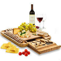 Plateau à fromages personnalisé en bambou avec tiroir à couverts, plateau à charcuterie gravé sur mesure pour cadeaux de mariage et de pendaison de crémaillère