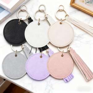 Porte-clés en cuir PU avec logo personnalisé et pompon – Charme de sac tendance pour femme et porte-clés minimaliste pour usage quotidien féminin - Product Image 4