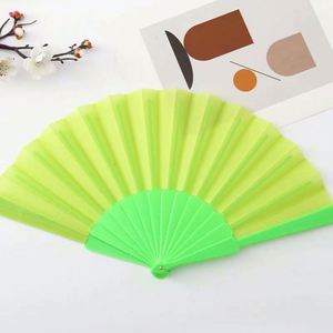 Éventail pliant en plastique PE écologique, motif libellule traditionnel peint, cadeau d'affaires, festival de musique, fleur d'amour, fait main - Product Image 3