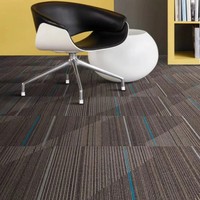 Dalles de moquette carrées en PVC amovibles pour usage commercial, dalles de moquette modernes en nylon pour la maison, dalles de moquette épaisses à emboîtement pour hôtels et bureaux, 50x50