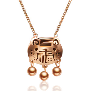 Collar con colgante de candado en oro rosa con característica china Fu y campanas para la buena fortuna, regalo para uso diario - Product Image 1