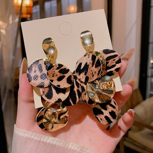 Pendientes Largos con Lentejuelas y Estampado de Leopardo, Estilo Europeo Americano, Chapados en Oro, para Mujer, Modelo A2657 Dorado - Product Image 1