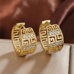 Eleganti Orecchini Geometrici a Cerchio in Argento 925 con Cristalli e Strass, Gioielli Classici da Donna per Uso Quotidiano - Product Image 4