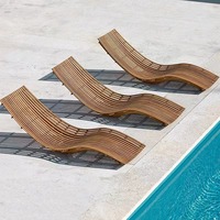 Chaises empilables d'extérieur modernes en teck naturel durable avec coussins pour se détendre dans la cour, design ondulé s'adaptant à la forme du corps