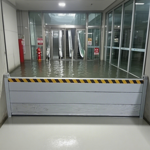 La barrera de inundación de aluminio portátil es un sistema de seguridad de barrera de inundación utilizado para la protección del hogar - Product Image 3