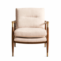 Fauteuil de détente moderne en velours crème sur mesure, finition noyer et accents en laiton, service de dessin CAO VIP.