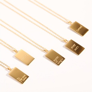 Pendentif rectangulaire tendance en acier inoxydable plaqué or 18 carats, poli miroir, avec gravure inspirante - Product Image 1