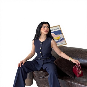 Ensemble tailleur élégant bleu marine sans manches pour femme avec boutons dorés et pantalon long à taille ceinturée – Collection Automne - Product Image 1