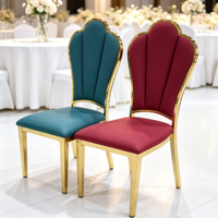 Chaise de salle à manger d'hôtel de luxe en acier inoxydable doré, dossier en forme de coquille, capitonnée en cuir blanc