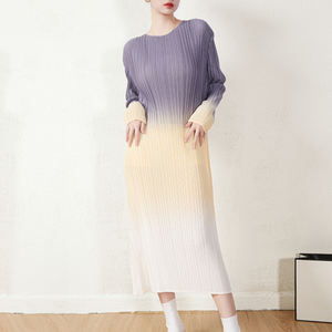 Ropa de Mujer de Alta Gama, Vintage, Plisada, Midi, Degradada, 100% Poliéster, Ecológica, con Contraste de Color, Única y Hermosa Este Año - Product Image 2