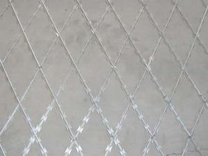<span class=keywords><strong>Grillage</strong></span> en fil de fer galvanisé haute sécurité BTO-22 à mailles carrées, anti-coupure, soudé, avec fil barbelé concertina pliable pour clôture de prison - Product Image 6