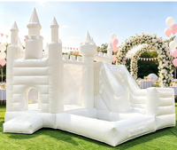 Structure gonflable blanche portable Princesse avec toboggan et piscine à balles 16.5x13x10.8ft avec souffleur pour location événementielle et divertissement extérieur commercial