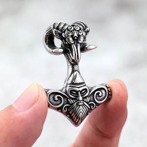 Colgante Nórdico de Acero Inoxidable con Cabeza de Cabra Vikinga y Martillo de Thor, Amuleto Masculino para Uso Diario - Product Image 1