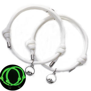 Bracelet de <span class=keywords><strong>couple</strong></span> lumineux fluorescent, 2 pièces/ensemble, qui brille dans le noir, connexion magnétique, minimaliste, bracelet en corde tressée pour <span class=keywords><strong>couple</strong></span> - Product Image 2