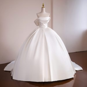 Robe <span class=keywords><strong>de</strong></span> mariée <span class=keywords><strong>de</strong></span> bal asymétrique à une épaule, avec corsage en satin drapé et plissé, style princesse, traîne chapelle, dos nu, motif floral - Product Image 1