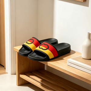 El diseñador ha creado especialmente zapatos clásicos para hombre en colores rojo y verde coordinados y lujosas zapatillas deportivas para exteriores. - Product Image 1