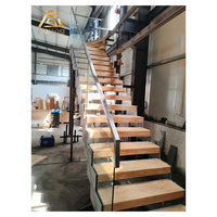 Escalier robuste à double poutre en acier profilé, marches en bois massif, surface antidérapante