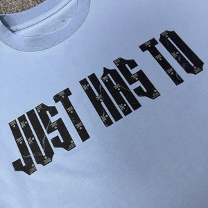 T-shirt en tricot surdimensionné pour homme avec imprimé 'Just Has To', bleu clair, streetwear décontracté, 100% coton, écologique, poids lourd - Product Image 3