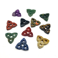 Pendentif unique en cornaline sculptée à la main, cristal poli, matériaux mixtes, support sphérique en améthyste pour la décoration