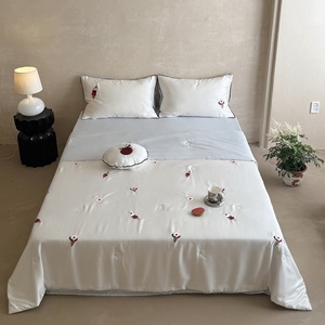 Parure de lit moderne en fibre de lyocell brodée, avec taie d'oreiller en polyester et drap-housse, textile de maison, ensemble de couette estival soyeux et rafraîchissant - Product Image 2