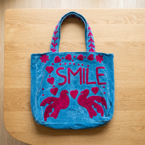 กระเป๋าโท้ทกำมะหยี่สีน้ำเงินสั่งทำขายส่ง พร้อมลายปักอักษร SMILE สีแดง รูปหัวนกพิราบ หัวใจ และลายดอกไม้สุดเก๋ - Product Image 2