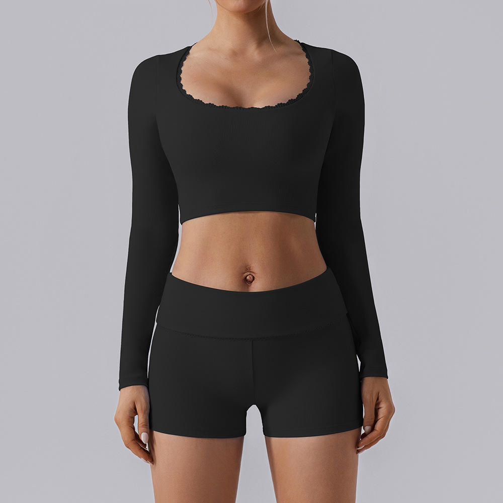 เสื้อสีดำ+กางเกงขาสั้น