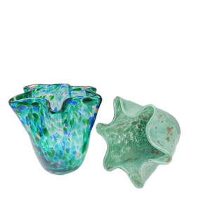 Jarrón de Vidrio Verde Soplado a Mano, Tema Amor, Decoración Artística Coleccionable, Escultura de Animal, Mundo de Vidrio en Miniatura, Rajastán, Pascua - Product Image 1