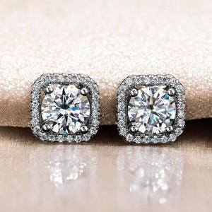 Boucles d'oreilles clous élégantes en moissanite taille ronde pour femme, classiques et étincelantes, idéales pour les occasions spéciales – En promotion - Product Image 5