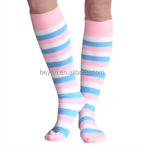 Chaussettes au genou personnalisées avec logo de sororité grecque <span class=keywords><strong>bleu</strong></span> rose <span class=keywords><strong>Bas</strong></span> polyvalents en coton pour la saison d'automne de football - Product Image 1