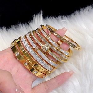 สร้อยข้อมือเหล็กไทเทเนียมสีทองแฟชั่นสำหรับผู้หญิงสร้อยข้อมือคู่ zircon สำหรับเป็นของขวัญ - Product Image 2