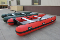 Bateau Catamaran Gonflable Portable Rayé Rouge et Jaune avec Pont Antidérapant et Résistant à l'Usure pour la Plongée et le Snorkeling en Extérieur