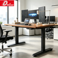 Grand bureau électrique ergonomique en bois pour le télétravail, compatible avec trois moniteurs et doté de tiroirs de rangement