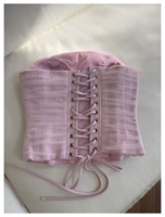 OUDINA Nouvelle Collection : Ensemble Trois Pièces Rose Décontracté avec Haut à Corsage Structuré, Jupe Plissée et Cape Longue pour Femme