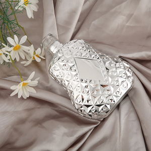 Bouteille à liqueur en verre électroplaqué à facettes en forme de <span class=keywords><strong>poire</strong></span> OEM 700 ml - Bouteille de spiritueux de luxe pour la <span class=keywords><strong>vodka</strong></span>, le whisky, le brandy avec logo personnalisé - Product Image 1