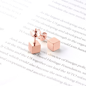 ต่างหูสตั๊ดเหล็กไทเทเนียมทรงเรขาคณิตเครื่องประดับแฟชั่นสำหรับผู้ชายขนาดเล็กสไตล์ฮิปฮอปต่างหูไม่ซีดจางสำหรับสวมใส่ในชีวิตประจำวัน - Product Image 4