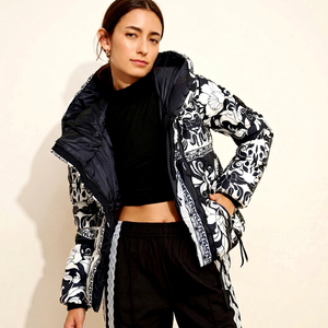Veste d'hiver matelassée imprimée haut de gamme pour femme, coupe décontractée, coupe-vent avec fermeture éclair et poches latérales - Product Image 1