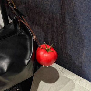 Pendentif créatif anti-stress en mousse écologique en forme de tomate pour rétroviseur de voiture ou sac à dos - Product Image 1