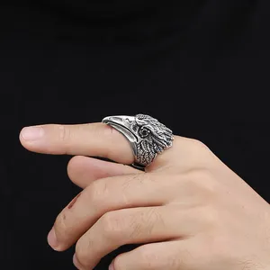 Cincin Pertunangan Kepala Elang Isi Bulu Penuh untuk Pria